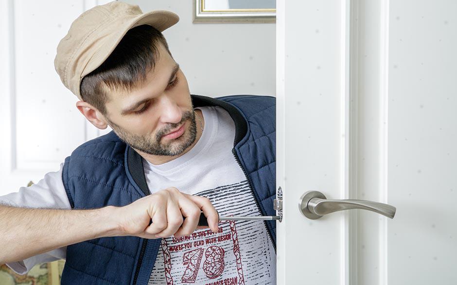 combien coute un serrurier pour ouvrir une porte Paris 9